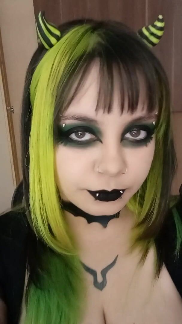 Your daily dose of goth titty