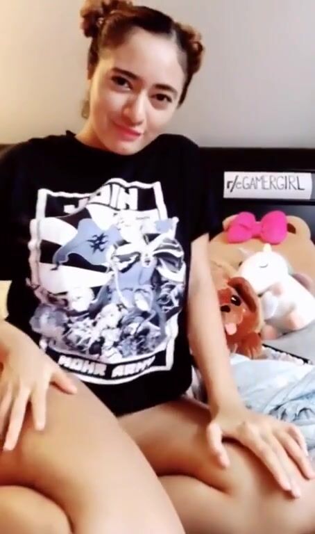 Always let your gamer girlfriend borrow your t-shirt