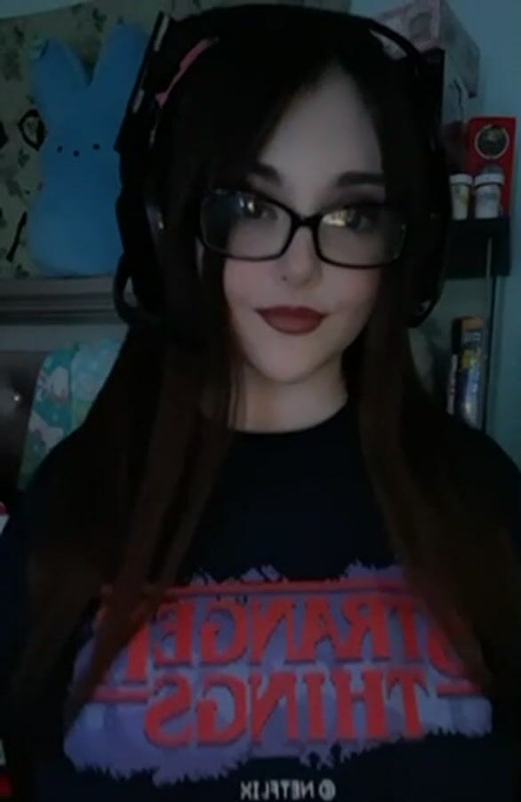 Gamer girl titty drop