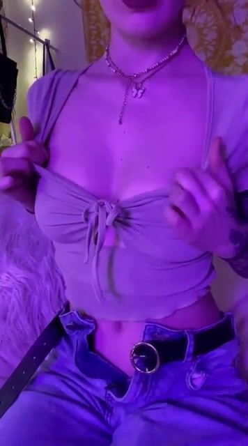No bra and a cute top season