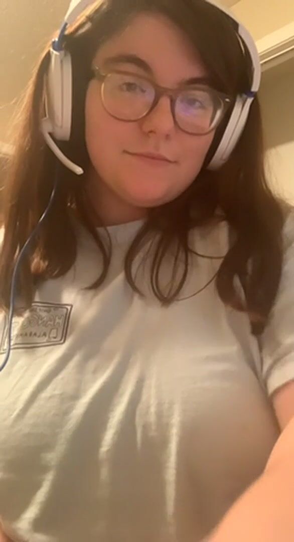 chub nerdy gamer girl titty