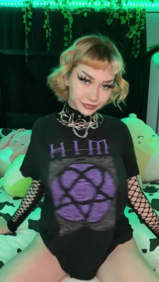 Fishnets and boobs = chefs kiss