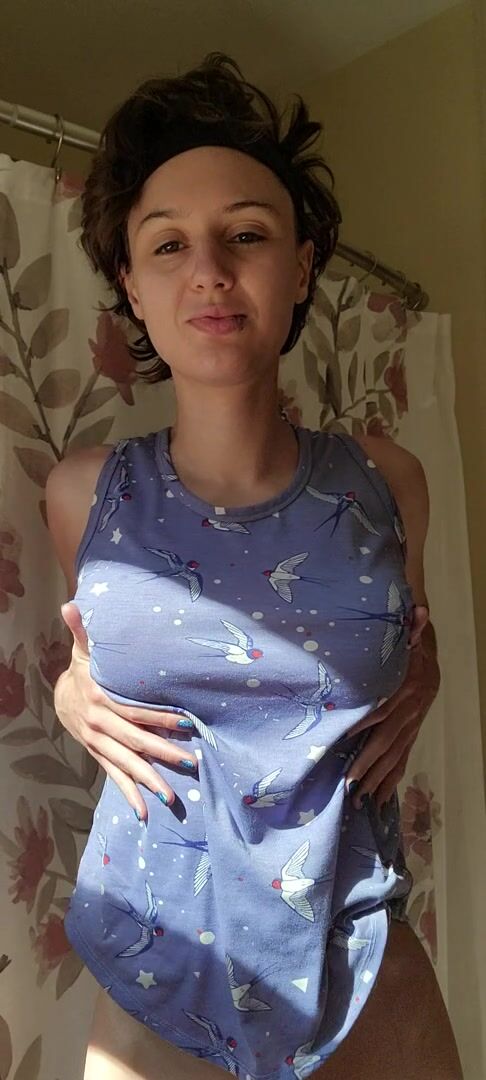 Vacation bathroom drop for you babes :* pale boobs, tan face, se la vie