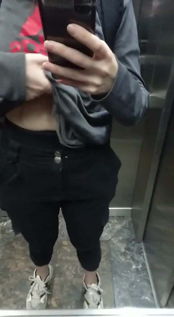 titty flash for you guys and also for the security guy, which i totally forgot :3????