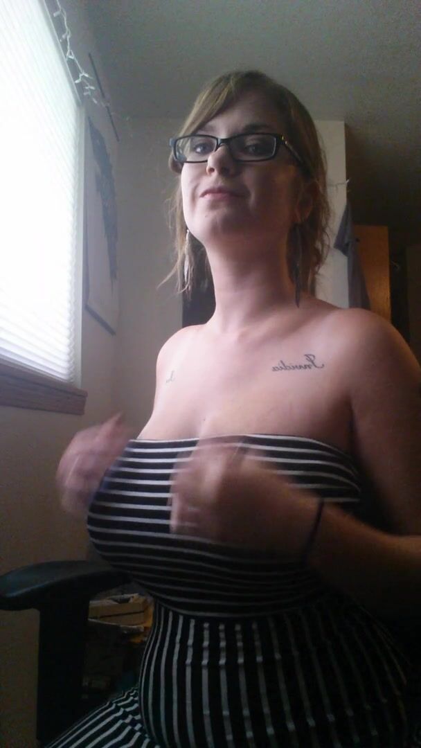 Flashing her huge naturals