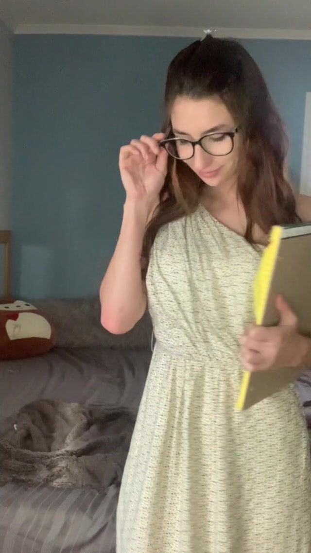 Damn she´s hot Reveal