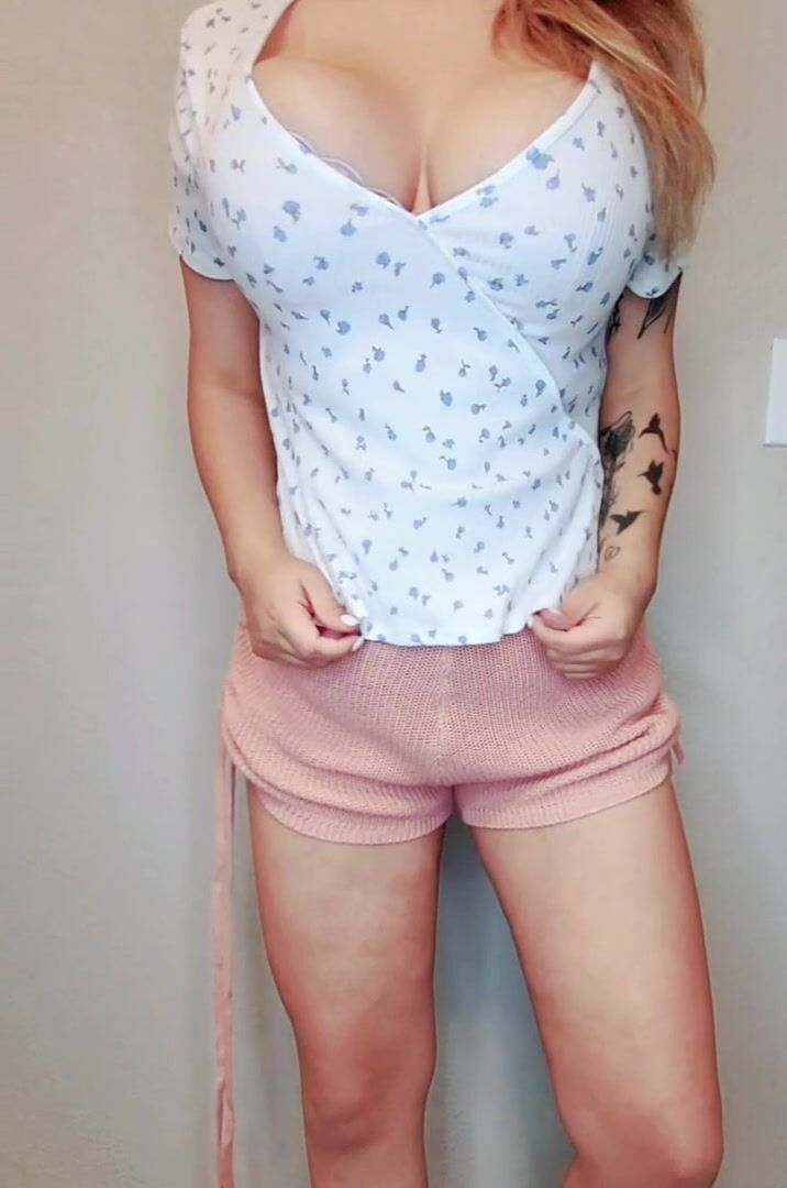 Morning reveal, hope you like a mom bod