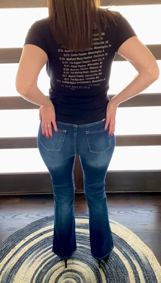 Mom of 1,born in 82,let me  my titties for you! (It rhymed!)