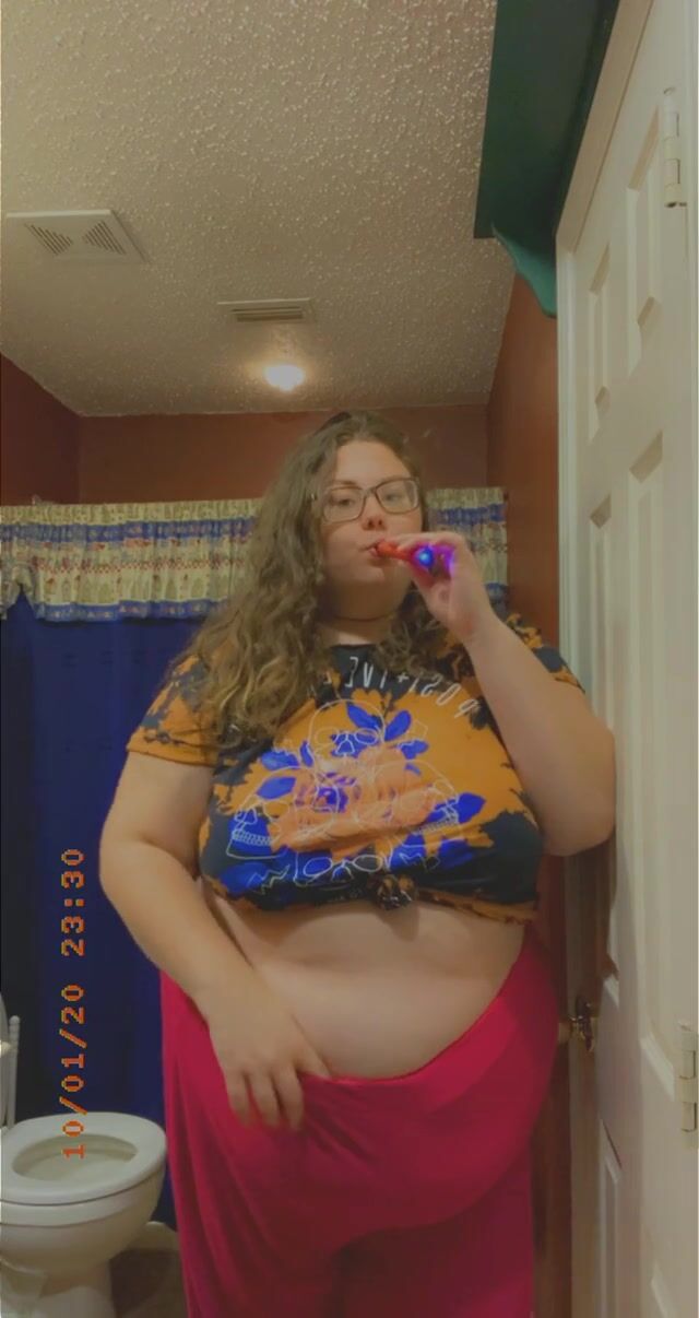 CW: Cute bbw dropping those tig ole bitties