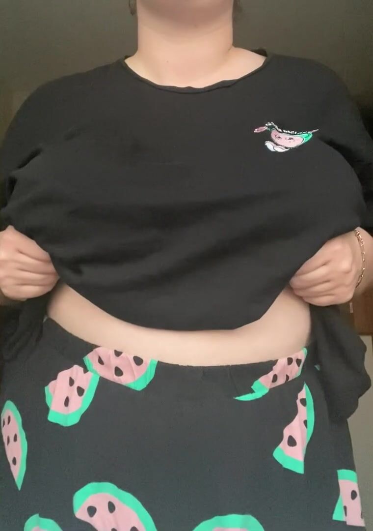 Titty drop and jiggle in my pjs ☺️