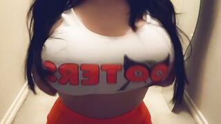 Titty Drop: Ever been flashed by a Hooters girl? #4
