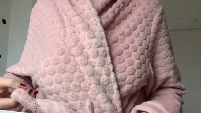 Happy Friday guys and girls, enjoy a titty drop from your resident milf