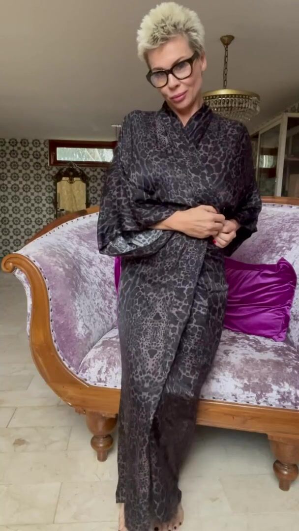 I love to show my big boobs to young guys (reveal)