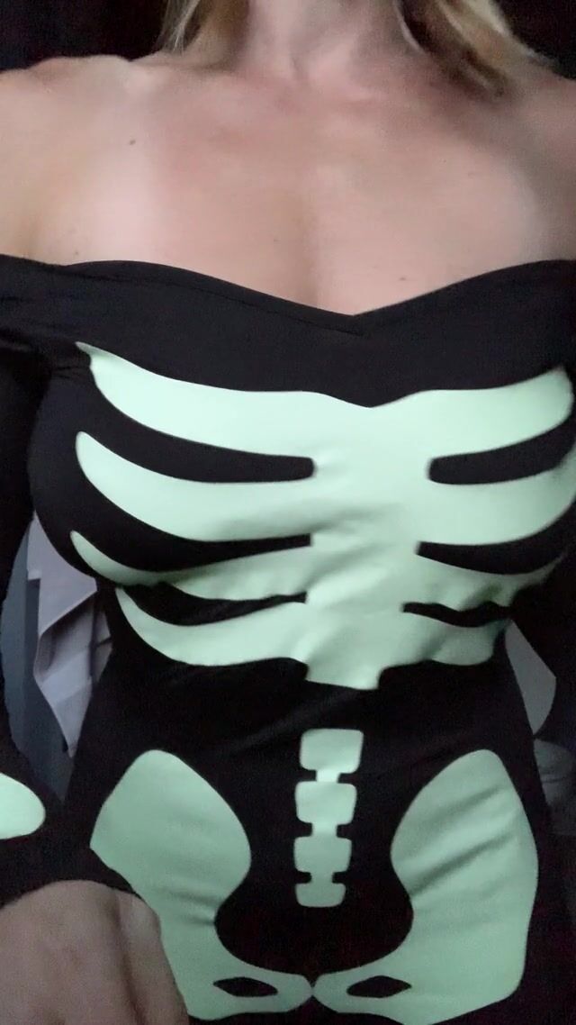 Anyone wanna bone? ♥️ ♥️ Titty Drop