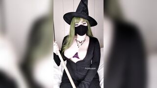 Trick or tits? ????????‍♀️ (reveal)