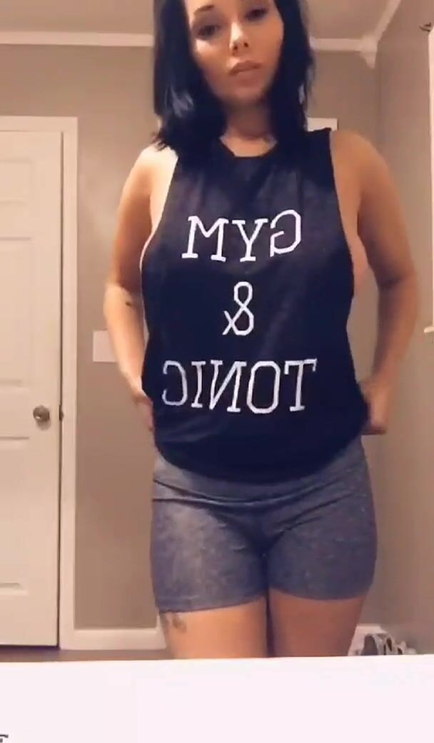 Do you think my titties are pretty in this reveal?