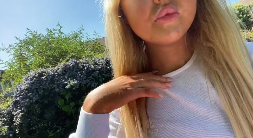 I love revealing my boobs when i go to the park!! I hope no one minds..♥️