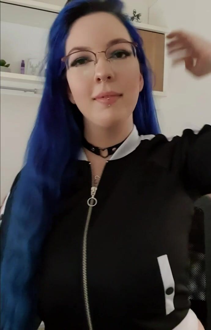 Enjoy this alt titty drop! Should I pierce my nips? ????