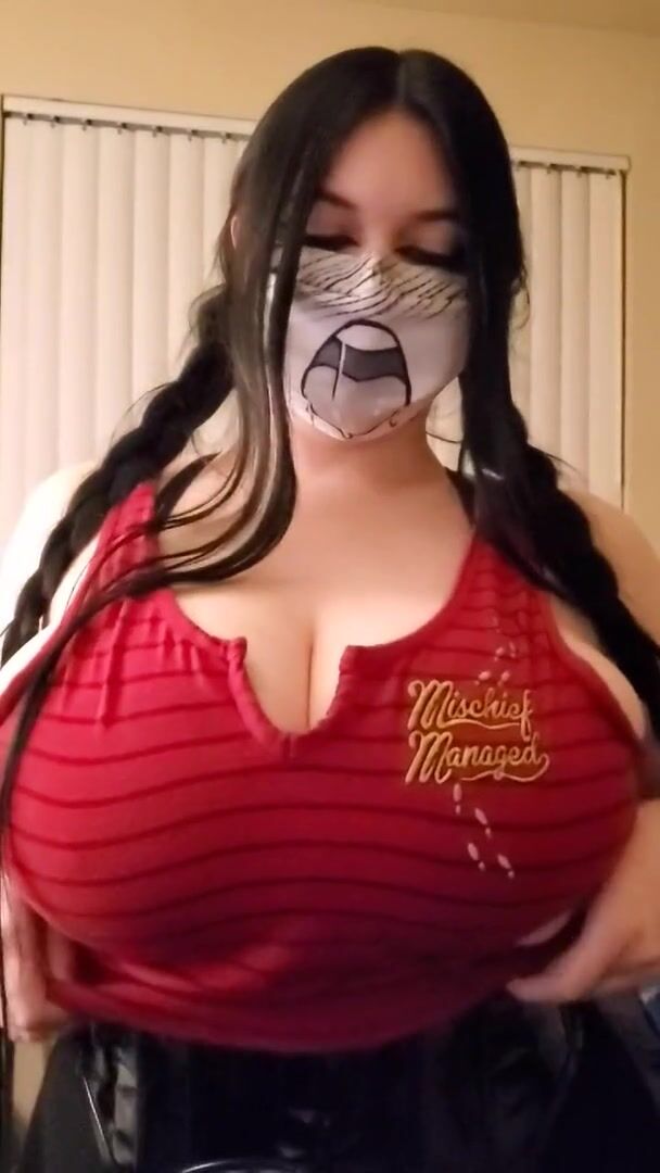 Esskayuwu with the 2x titty drop