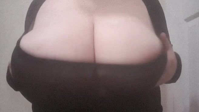 Jiggly titty reveal