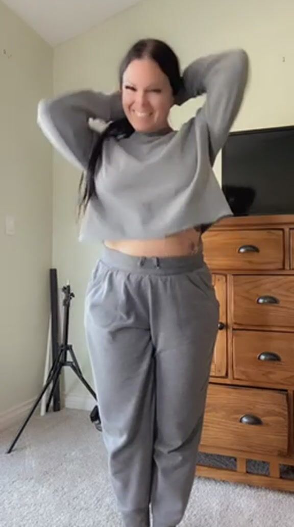 Never underestimate what the frumpy girl has goin on underneath those sweats. Drop