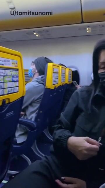 ing my boobs on a full flight ????✈️