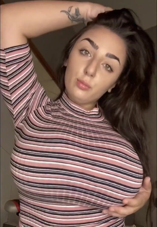 Huge titty alert!