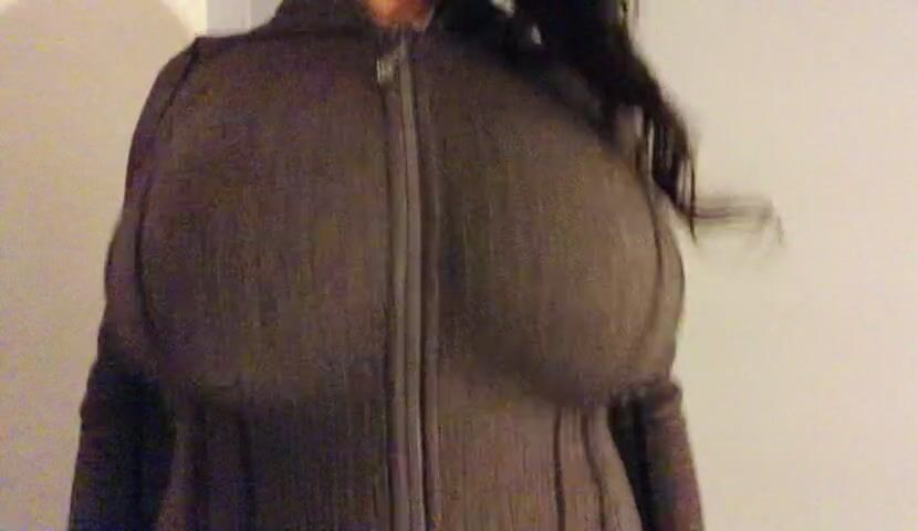 I’ll squeeze my Asian tits together so you can fuck them ????