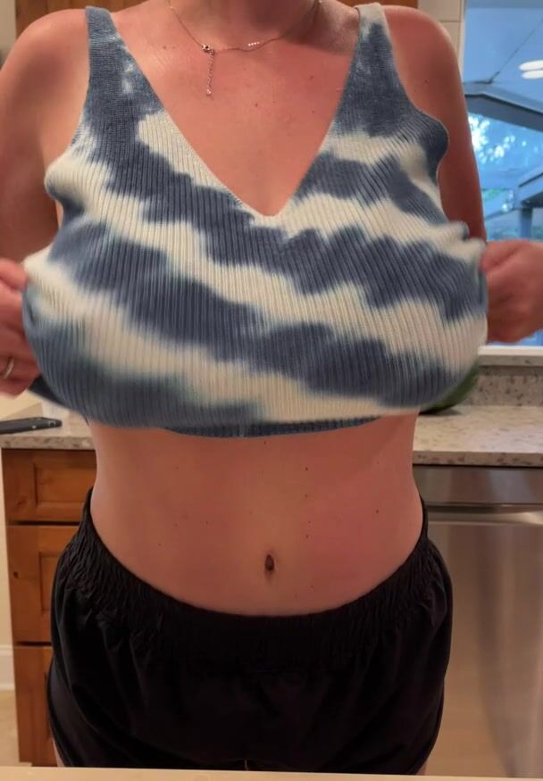 Just came here to show you my mom titties. Hope you like!