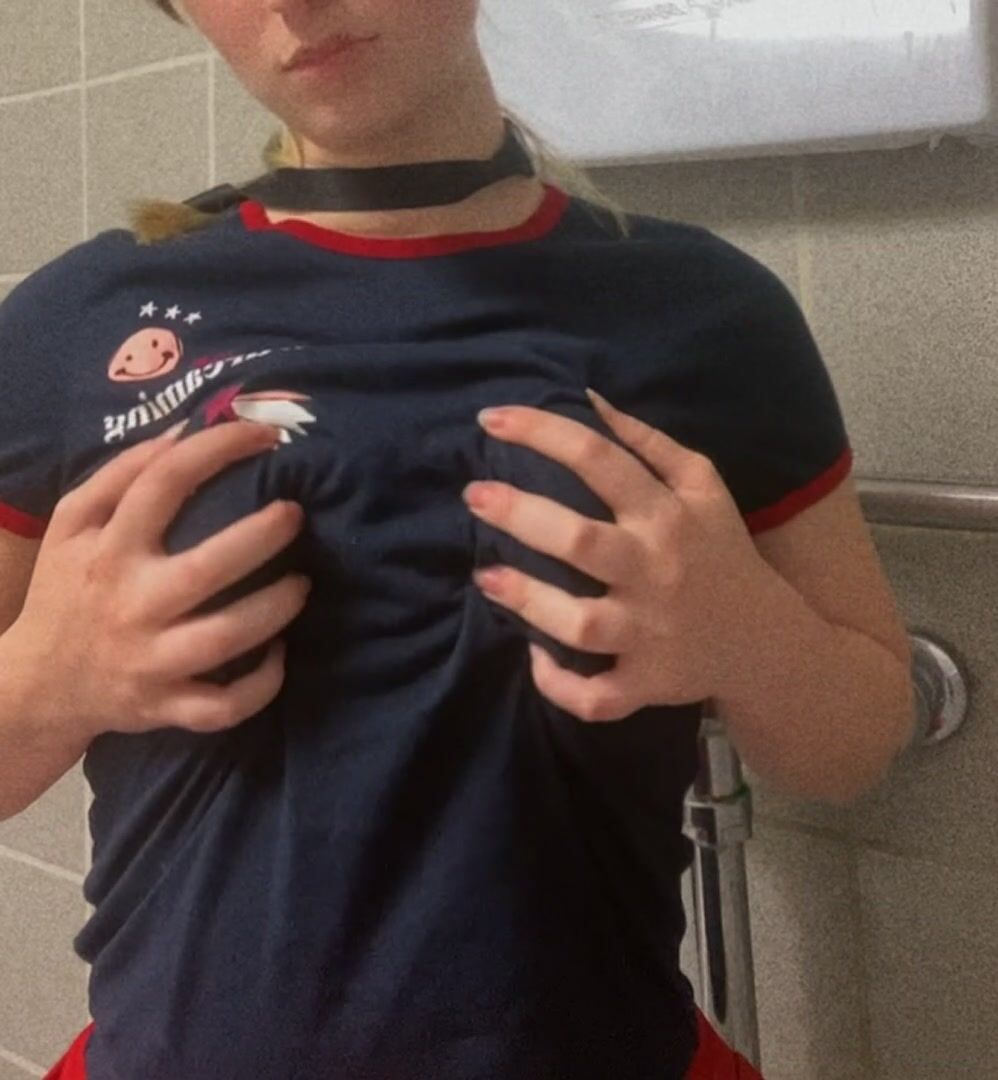 [Flash]ing with my tits at work makes me feel like the slut that I am hehe????