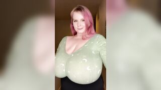 Cassie0pia drops her massive melons and shakes them