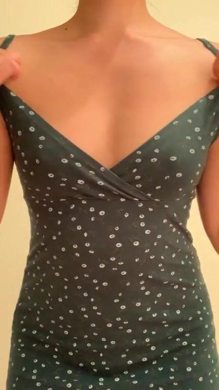 Wearing sundresses means easy & complete reveals...♥️